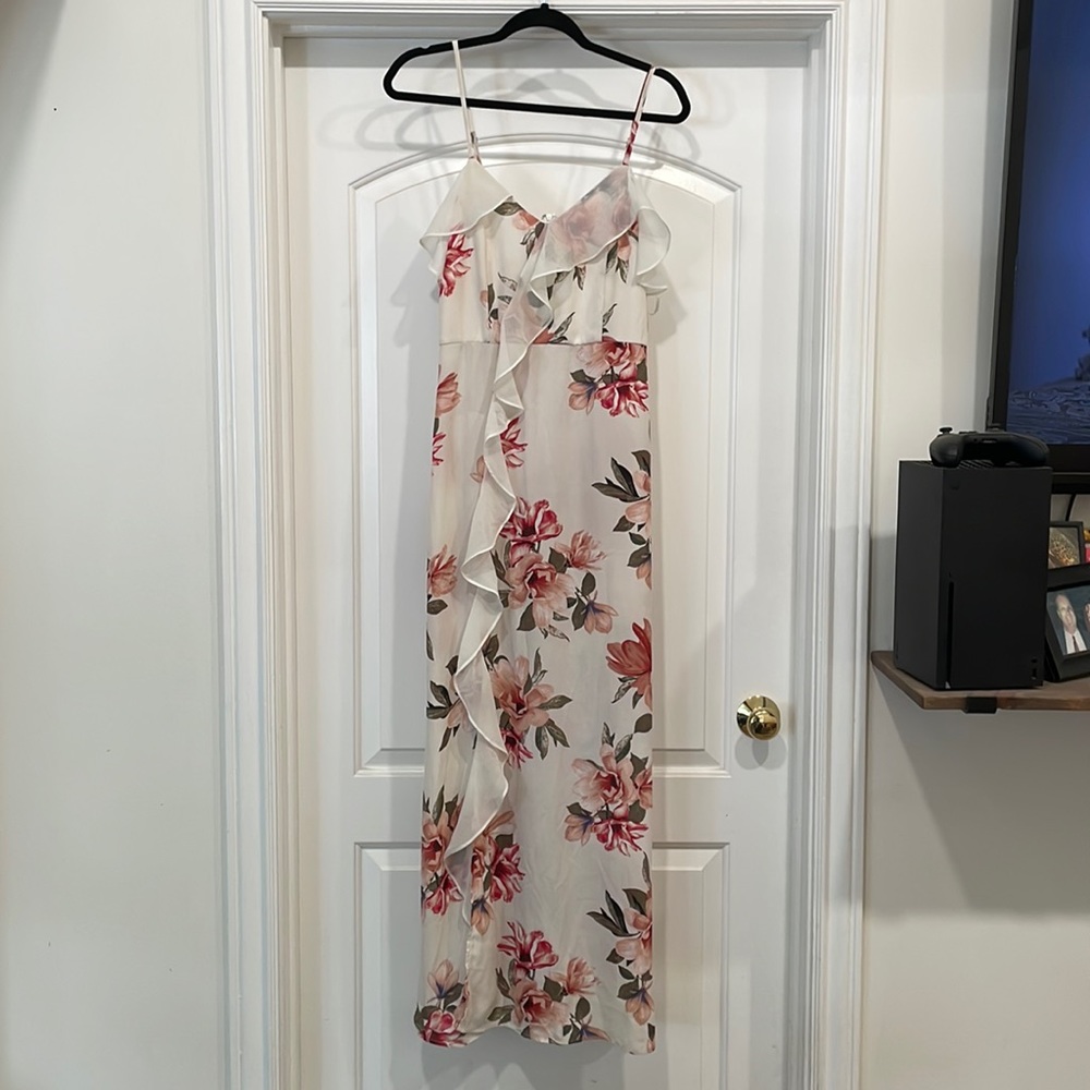 VeryJ medium sized dress, adjustable straps, cream colored